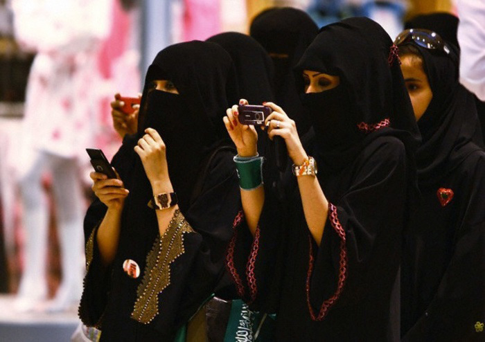 В Саудовской Аравии мужчина может контролировать передвижение женщины.