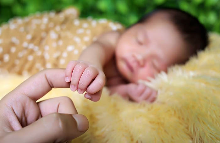 Салим Бхаянгкара из Индонезии сфотографировал новорожденного ребенка в своей фотостудии.