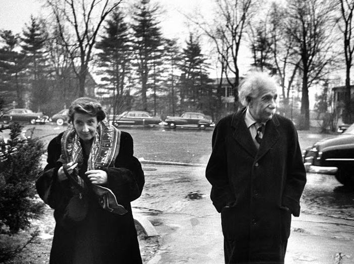 Альберт Эйнштейн с женой Валентина Баргмана около своего дома в Принстоне, США. 14 марта 1953г.
