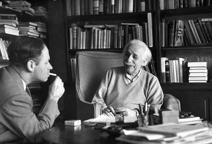 Альберт Эйнштейн с Валентином Баргманом, математиком и физиком-теоретиком. 14 марта 1953г.