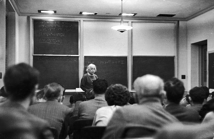 Альберт Эйнштейн в Институте перспективных исследований ведет лекцию.