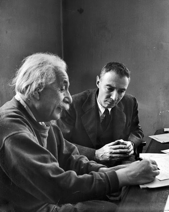 Эйштейн рассказывает Роберт Оппенхаймеру о своих последних попытках объяснить теорию относительности.