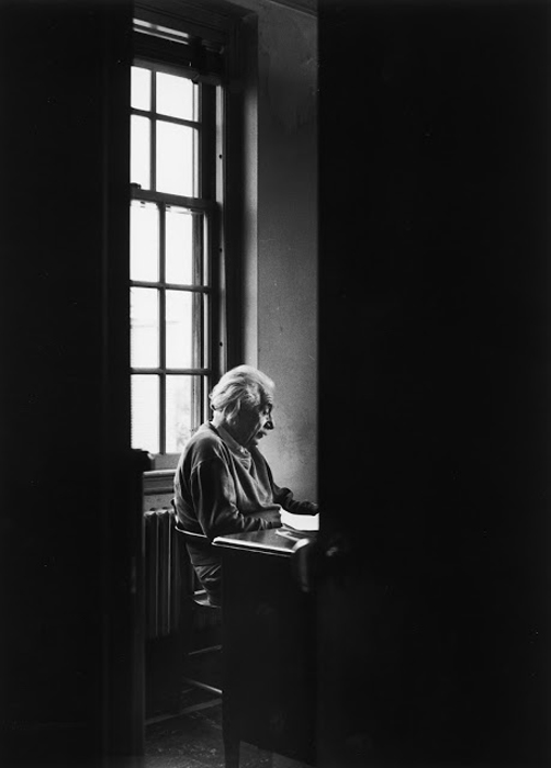 Альберт Эйнштейн сидит в одиночестве в Институте перспективных исследований, 1947г.