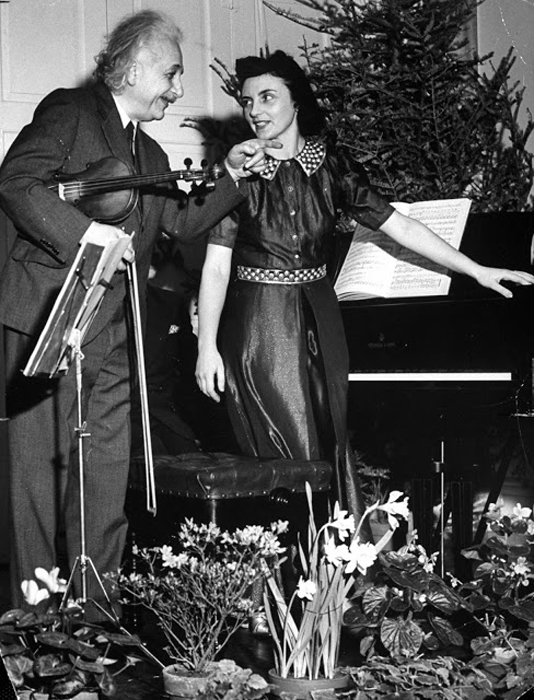 Альберт Эйнштейн на скрипичном концерте, 1941г.