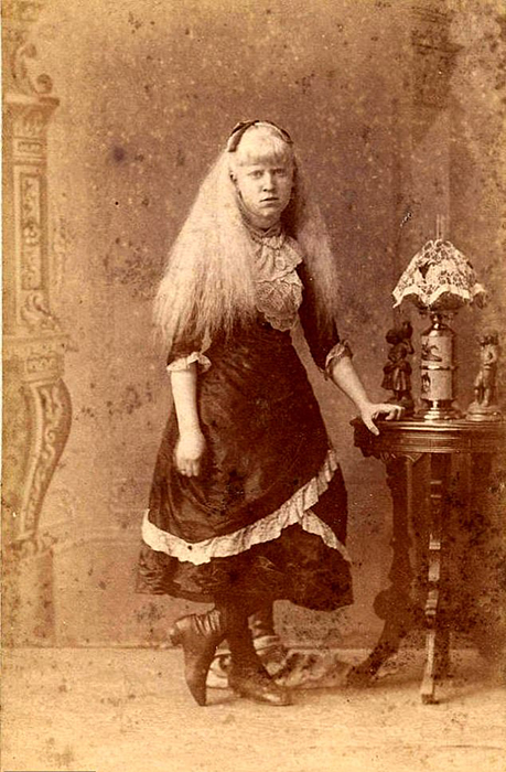 Неизвестная девушка, ок.1880г., судя по всему, также выступавшая с цирком.