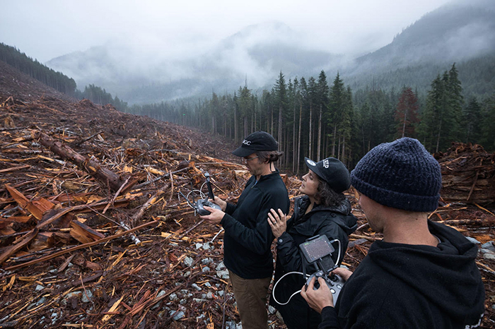 Группа фотографов управляют дроном на месте вырубки леса в Порт Ренфрю, остров Ванкувер, Канада. 2018 год.