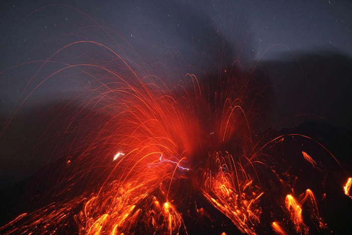 Вулкан Сакурадзима: извержение с молниями.