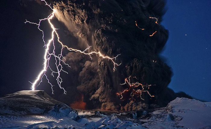 Пепел и молнии над исландским вулканом Эйафлатлайокудль.