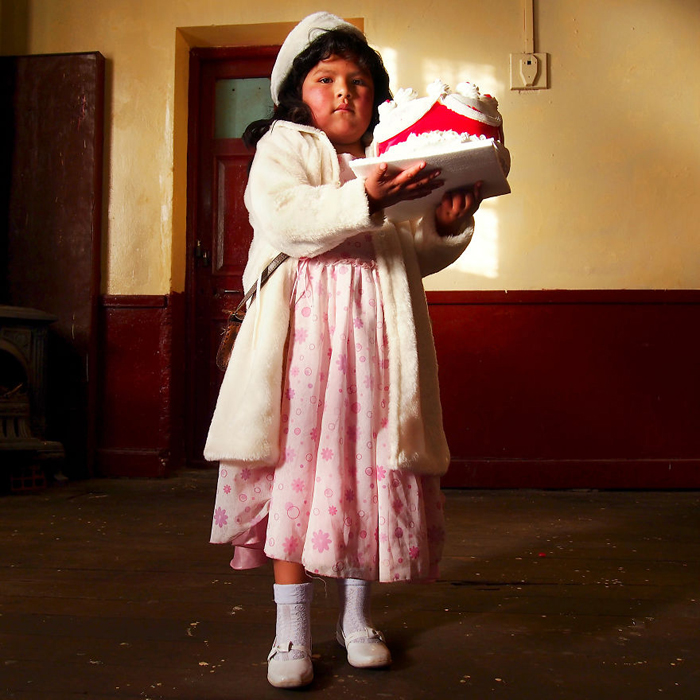 Лидия, готовящаяся к школьному балу (без родителей!). Уюни, Боливия.