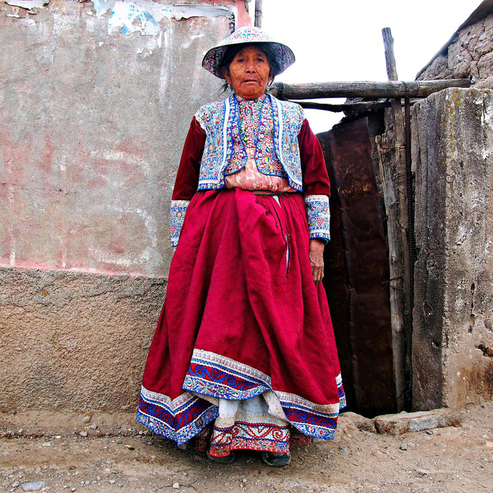 Мария, жительница села в своей обычной одежде. Каньон Колка, Перу.