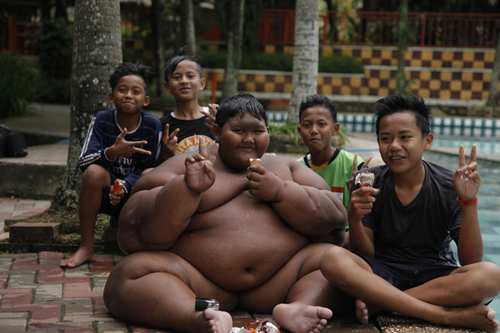 В прошлом году Арья Пермана был признан самым толстым мальчиком в мире.