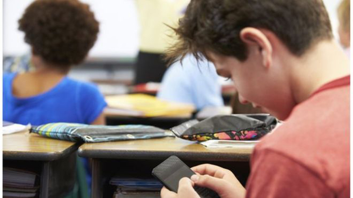 По мнению Министерства образования Франции, школьники не должны пользоваться мобильными устройствами в пределах школы.