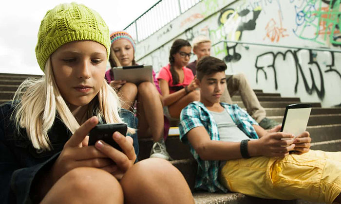 Во Франции запретили школьникам пользоваться мобильными телефонами.