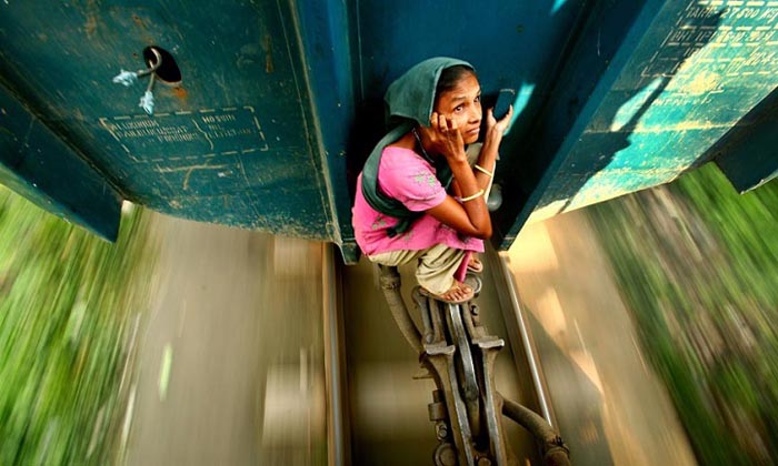 Женщина едет между вагонами. Автор фото: GMB Akash.