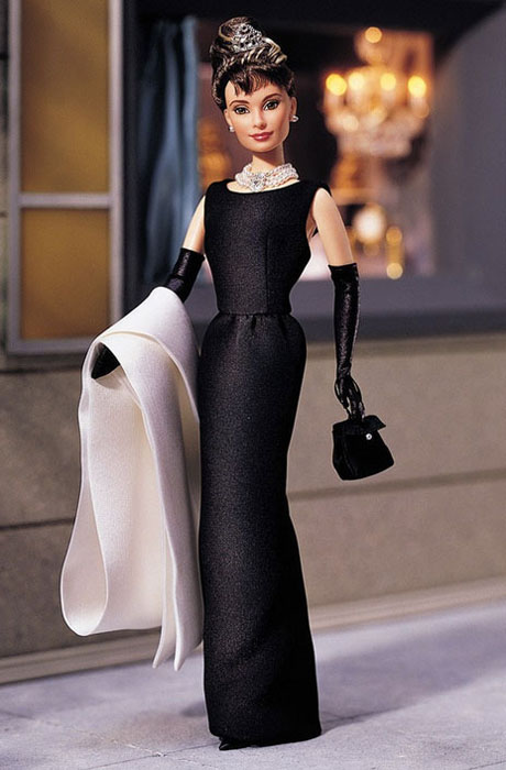 Кукла Одри Хепберн в образе Холли Голайтли из фильма *Завтрак у Тиффани*.