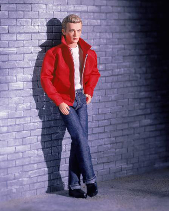 Кукла Джеймса Дина одета в знаменитую красную куртку из фильма *Бунтарь без причины*. Кукла выпущена в 2001 году.