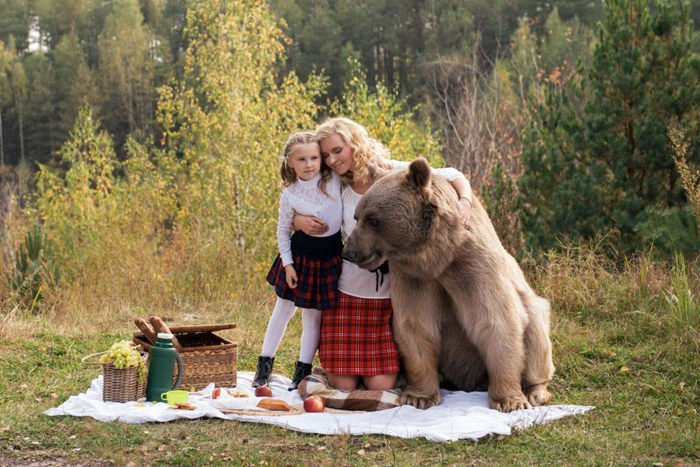 Ирина и маленькая Катя в компании со Степаном. Фото: Ольга Баранцева.