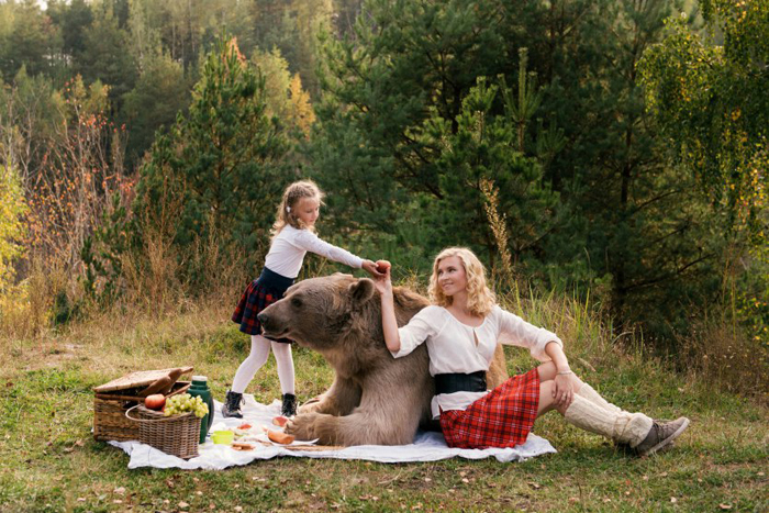 Бурый медведь без намордника участвует в фотосессии. Фото: Ольга Баранцева.