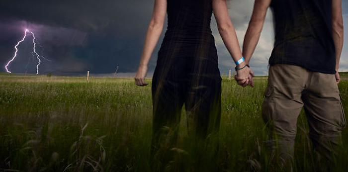 Бенджамин Фон Вонг (фотограф) и Анна Тенне позируют для быстрого селфи перед надвигающимся штормом с молниями в Вайоминге.