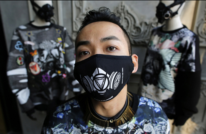 Zhang утверждает, что загрязнение воздуха в Китае является его главным вдохновением, а маски для лица, ровно как и надпись  *Fxxk Air Pollution* сделали его одежду узнаваемой и популярной.