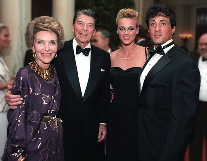 Сталлоне и Нильсен с президентом США, Рональдом Рейганом, и его супругой в 1985 году.