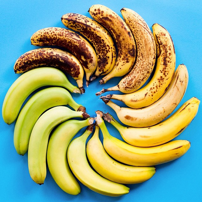 От зеленого до спелого банана.