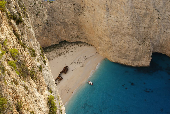 Погрузившийся в песок корабль на берегу Греции.
