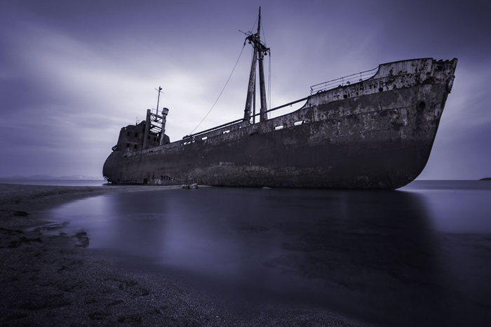 Старый корабль Semiramis у берегов Греции.