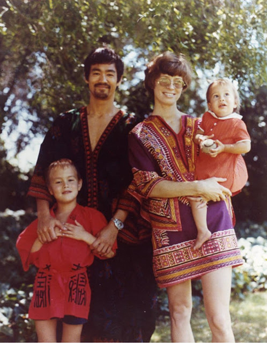 Брюс Ли, его жена Линда, сын Брэндон и дочка Шеннон.