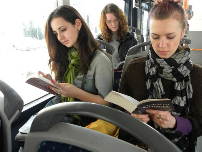 Чтение в транспорте приносит свои выгоды.