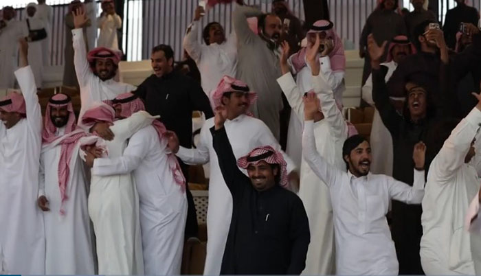 Участники радуются победе в одной из номинаций на King Abdulaziz Camel Festival.