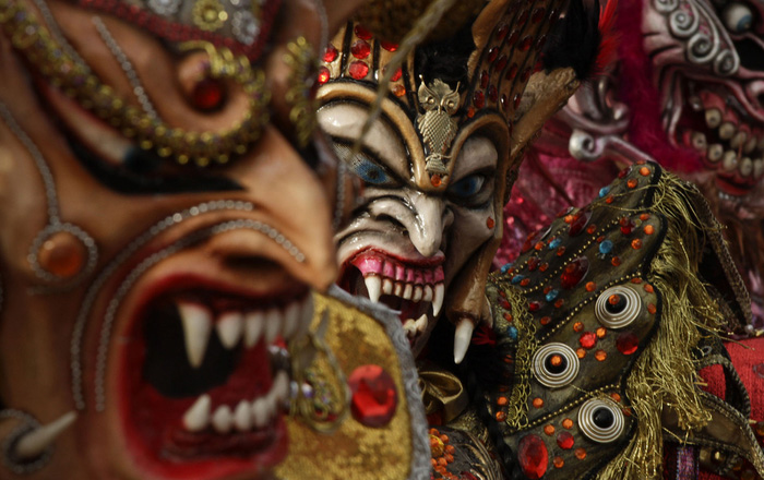 Человек в маске дьявола на карнавале в Панама-Сити.