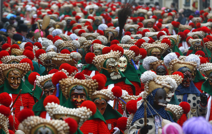 Участники фестиваля в традиционных костюмах парада Elzach, призывающих изгнать зиму. Германия.