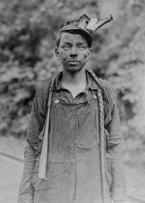 Молодой шофер в шахте Браун в Западной Вирджинии.