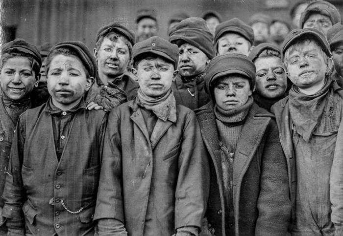 Мальчики, работающие сортировщиками на конвейере в угольной шахте. 1911г.