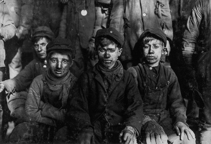 Мальчики-сортировщики, работающие на угольной шахте. 1911г.