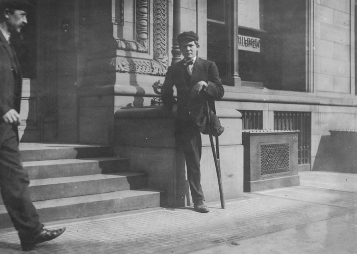 Нейл Галахер потерял свою ногу в результате несчастного случая на шахте, когда ему было 13 лет. 1909, Пенсильвания.