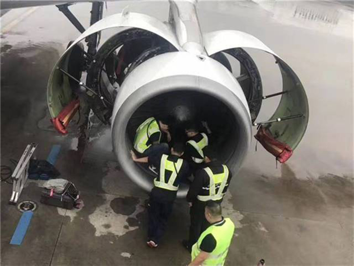 Тщательный осмотр турбины самолета.