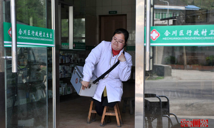 Ли Йухонг на пороге аптеки.