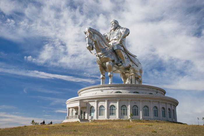 Статуя Чингисхана установлена на 10-метровом постаменте.