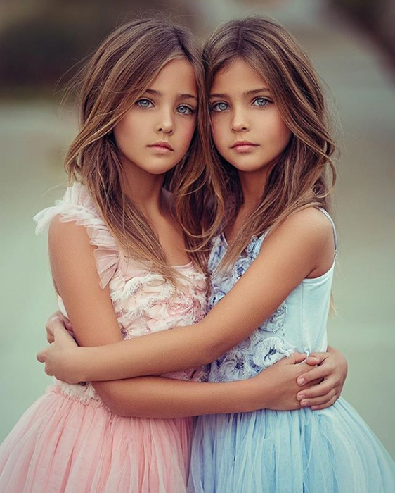 Красивые девушки близняшки