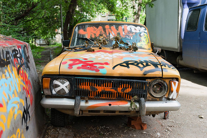 Брошенный москвич и гараж-ракушка, ставшие объектом для художественно проекта в Екатеринбурге.