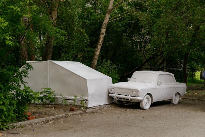 Для начала и машину, и гараж покрасили  белый цвет.