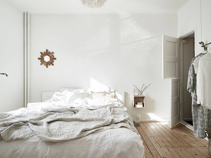 Белая спальня в скандинавском стиле.