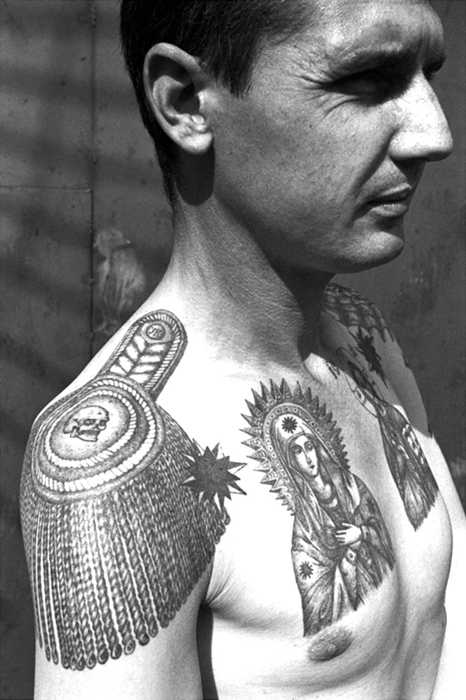 Татуировки с подтекстом.  Фото: Сергей Васильев.