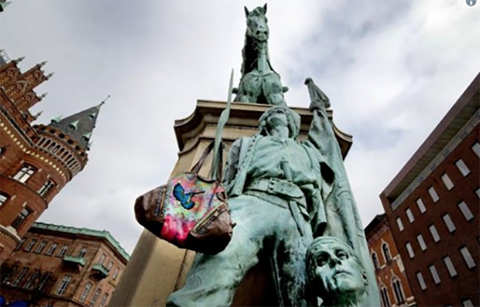 Чтобы поддержать установку памятника Дануте, по всей Швеции стали вешать женские сумочки на статуи.