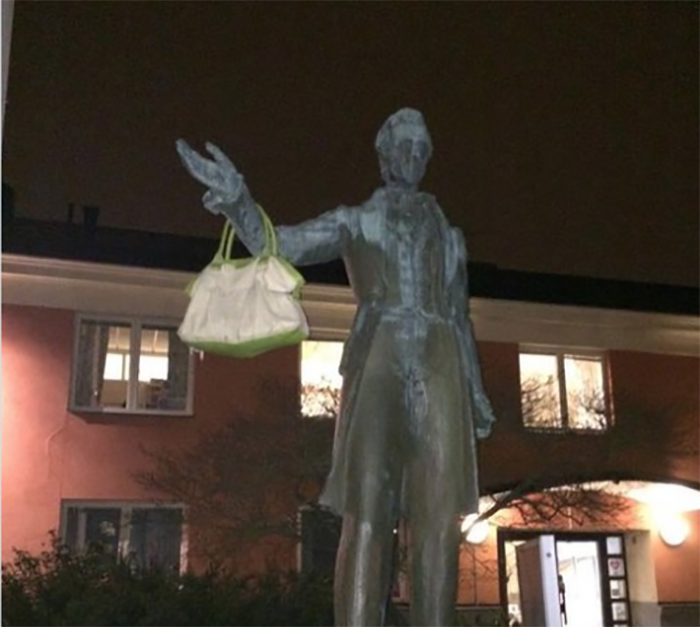 Швеция. Памятник с женской сумочкой.