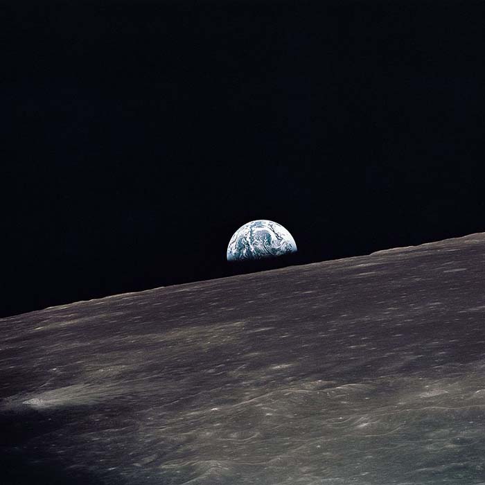 Восход Земли над лунным горизонтом (сфотографировано экипажем корабля «Аполлон-10»).
