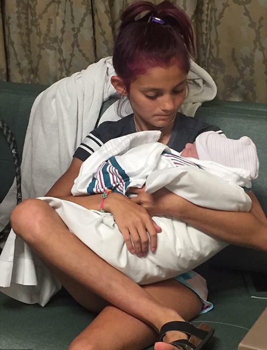 Джейси с новорожденным братом.