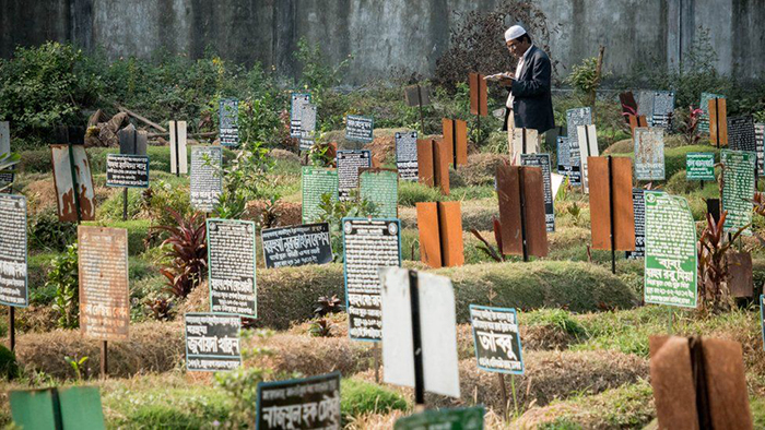 На могилах устанавливают таблицы с именами. Через два года на их месте будут уже другие таблицы с другими именами.  Фото: Amirul Rajiv.